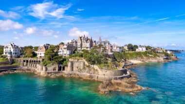 Balades, villas et criques secrètes Pourquoi ce coin discret de Bretagne séduit tant en automne