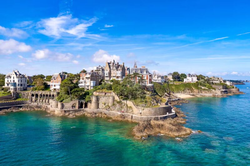 Balades, villas et criques secrètes Pourquoi ce coin discret de Bretagne séduit tant en automne