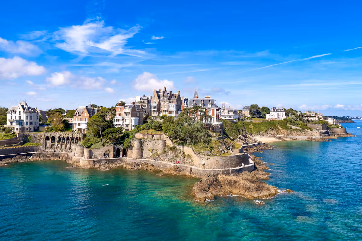 Balades, villas et criques secrètes Pourquoi ce coin discret de Bretagne séduit tant en automne
