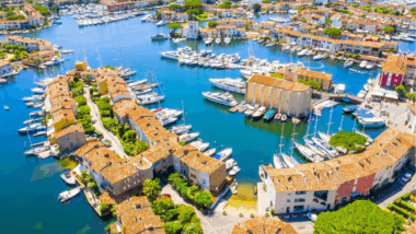 Entre canaux, marchés et couleurs partez à la découverte de cette ville, joyau du golfe de Saint-Tropez