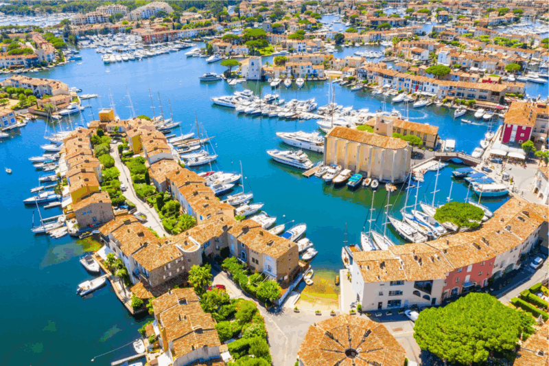 Entre canaux, marchés et couleurs partez à la découverte de cette ville, joyau du golfe de Saint-Tropez
