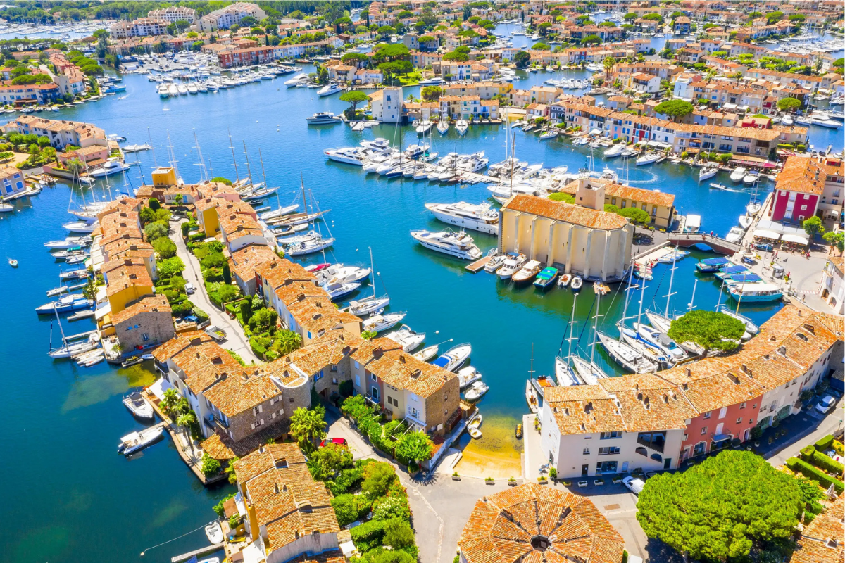 Entre canaux, marchés et couleurs partez à la découverte de cette ville, joyau du golfe de Saint-Tropez