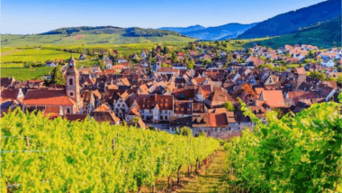 Entre ruelles pavées et maisons à colombages, quel est ce village médiéval qui aurait inspiré Disney