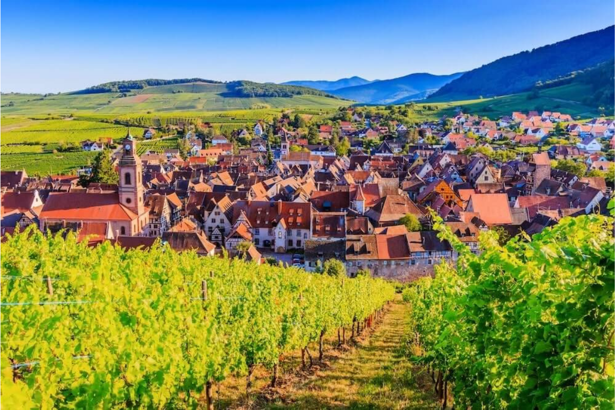 Entre ruelles pavées et maisons à colombages, quel est ce village médiéval qui aurait inspiré Disney