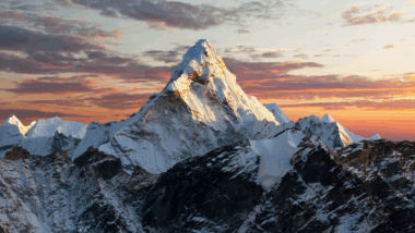 L’Everest pourrait perdre son titre de plus haut sommet du monde et laisser place à une découverte qui bouscule toutes les certitudes
