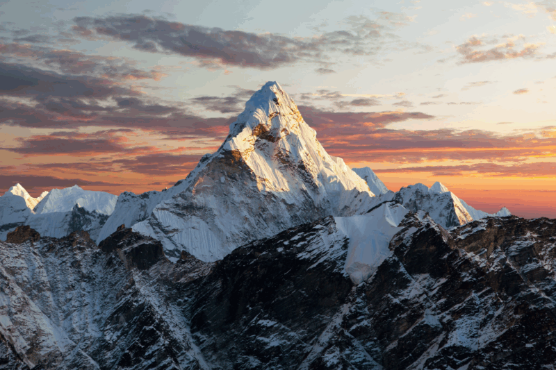 L’Everest pourrait perdre son titre de plus haut sommet du monde et laisser place à une découverte qui bouscule toutes les certitudes