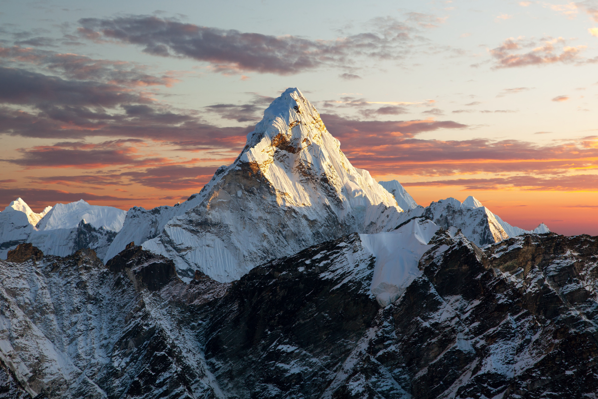 L’Everest pourrait perdre son titre de plus haut sommet du monde et laisser place à une découverte qui bouscule toutes les certitudes