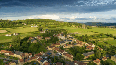 Ce village caché à la frontière promet une escapade ensoleillée et inattendue
