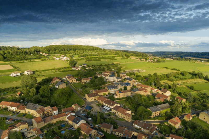 Ce village caché à la frontière promet une escapade ensoleillée et inattendue