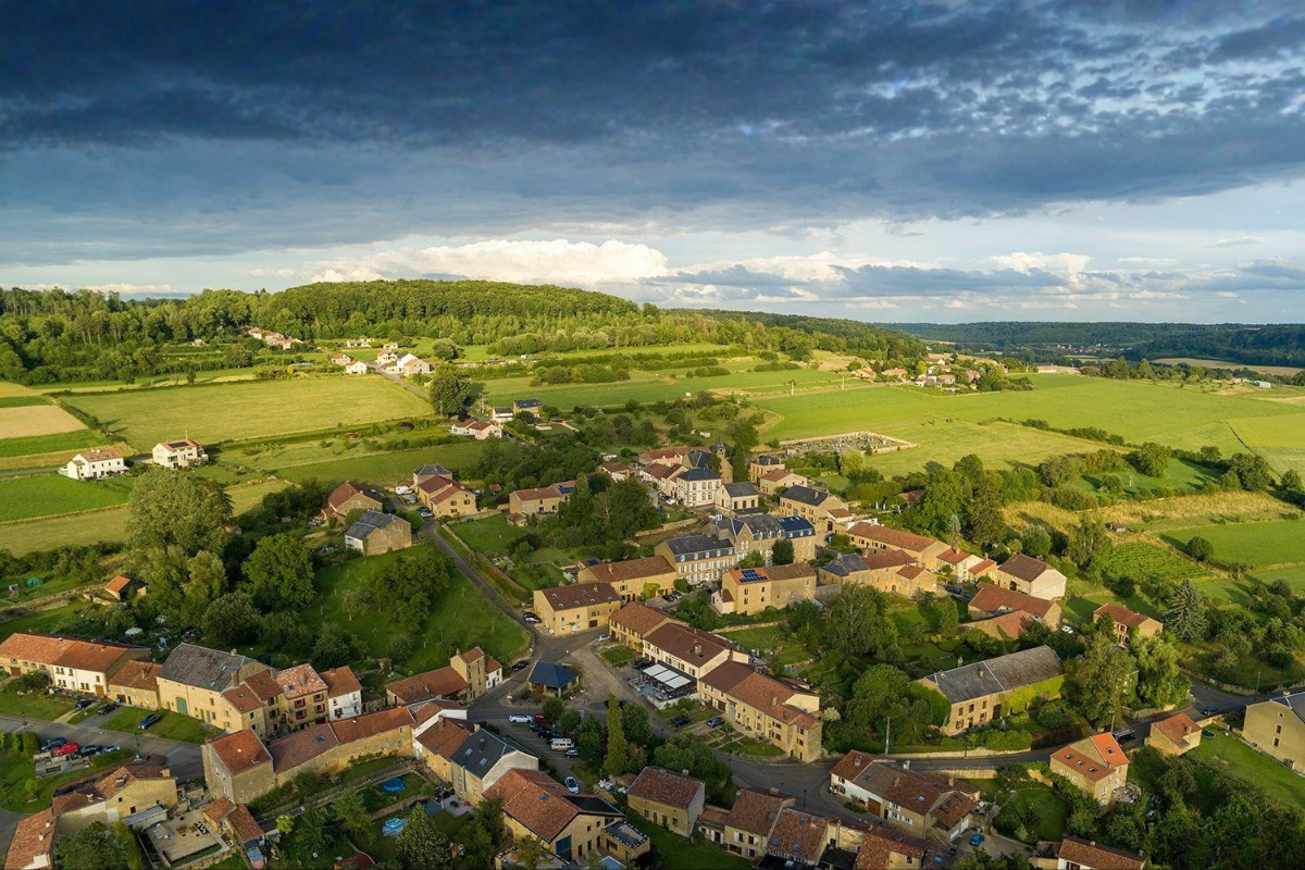 Ce village caché à la frontière promet une escapade ensoleillée et inattendue