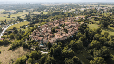 Ce village près de Lyon cache un secret médiéval qui émerveille tous ses visiteurs