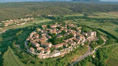 Ce village secret du Gard caché dans la roche va transformer vos rêves d'évasion