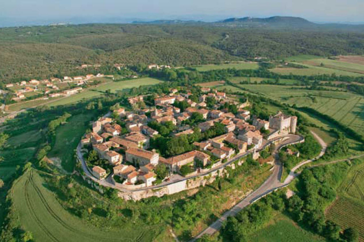 Ce village secret du Gard caché dans la roche va transformer vos rêves d'évasion
