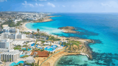 Cette île secrète à l'eau incroyablement chaude est à seulement quelques heures de Paris