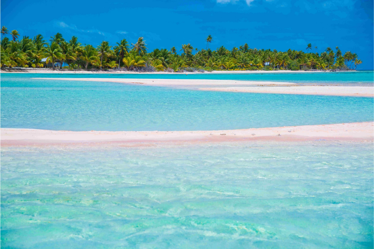 Cette plage cachée de sable rose en Polynésie fascine les voyageurs du monde entier