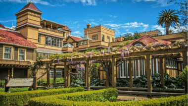 En Californie, un manoir intrigue depuis plus d’un siècle par ses couloirs sans fin et ses histoires de fantômes