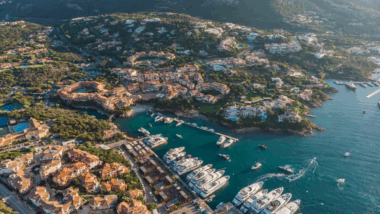 Entre glamour et nature pourquoi ce village balnéaire en Sardaigne attire la jet set internationale
