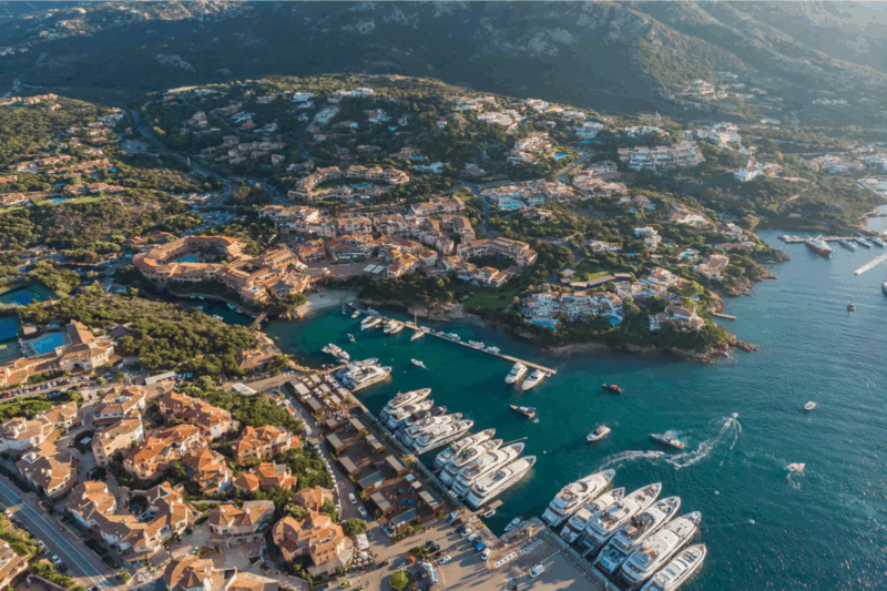 Entre glamour et nature pourquoi ce village balnéaire en Sardaigne attire la jet set internationale