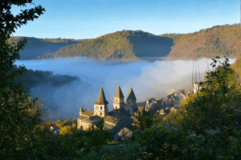 Un village caché en France émerveille le monde entier par sa beauté incroyable
