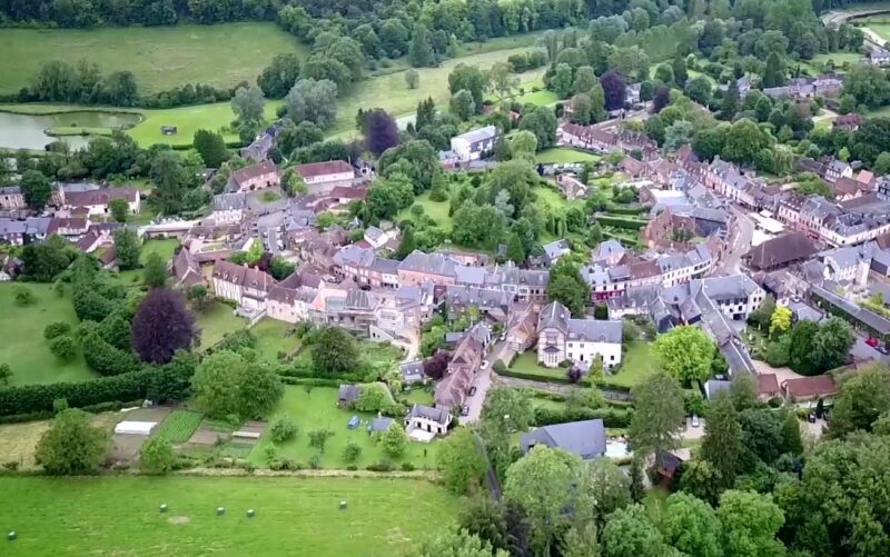Un village secret à 2h de Paris promet une escapade automnale inoubliable