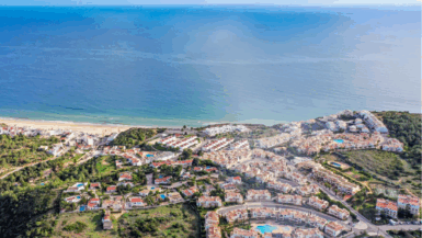 Un village secret en Algarve dévoile ses trésors cachés entre plage dorée et empreintes de dinosaures