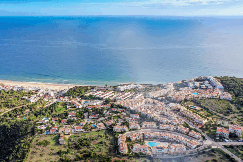 Un village secret en Algarve dévoile ses trésors cachés entre plage dorée et empreintes de dinosaures