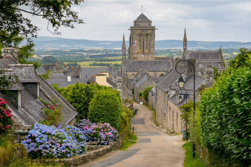 Ce village breton caché révèle son charme envoûtant l'hiver idéal pour un week-end secret