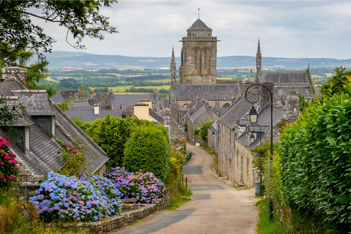 Ce village breton caché révèle son charme envoûtant l'hiver idéal pour un week-end secret