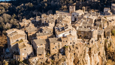 Ce village italien caché émerveille par son charme digne d'un film de Fellini