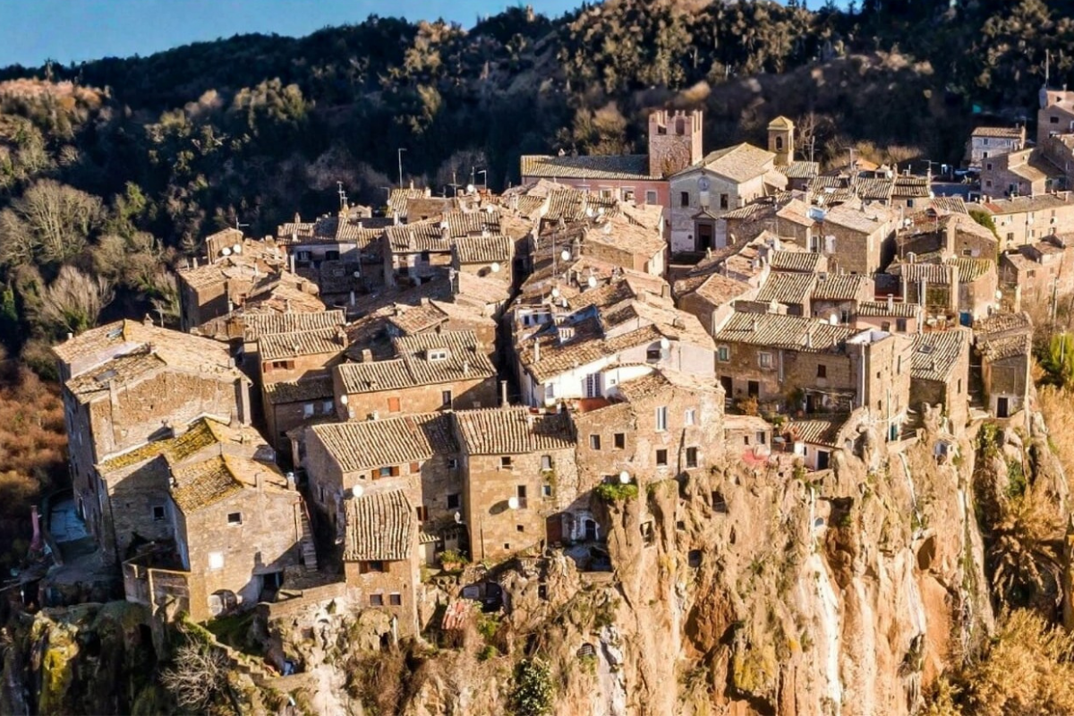 Ce village italien caché émerveille par son charme digne d'un film de Fellini