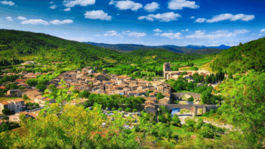 Ce village occitan caché révèle sa beauté en automne et promet des paysages à couper le souffle