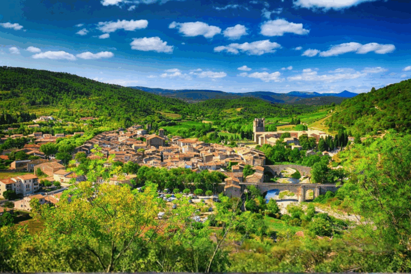 Ce village occitan caché révèle sa beauté en automne et promet des paysages à couper le souffle