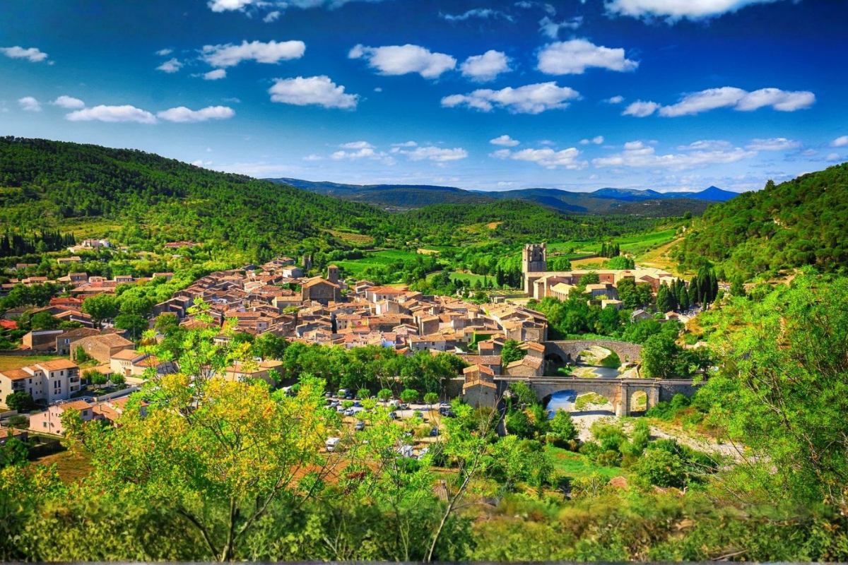 Ce village occitan caché révèle sa beauté en automne et promet des paysages à couper le souffle