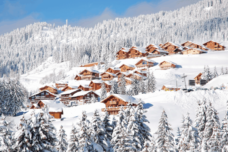 Ce village savoyard caché devient la destination hivernale la plus convoitée de 2025