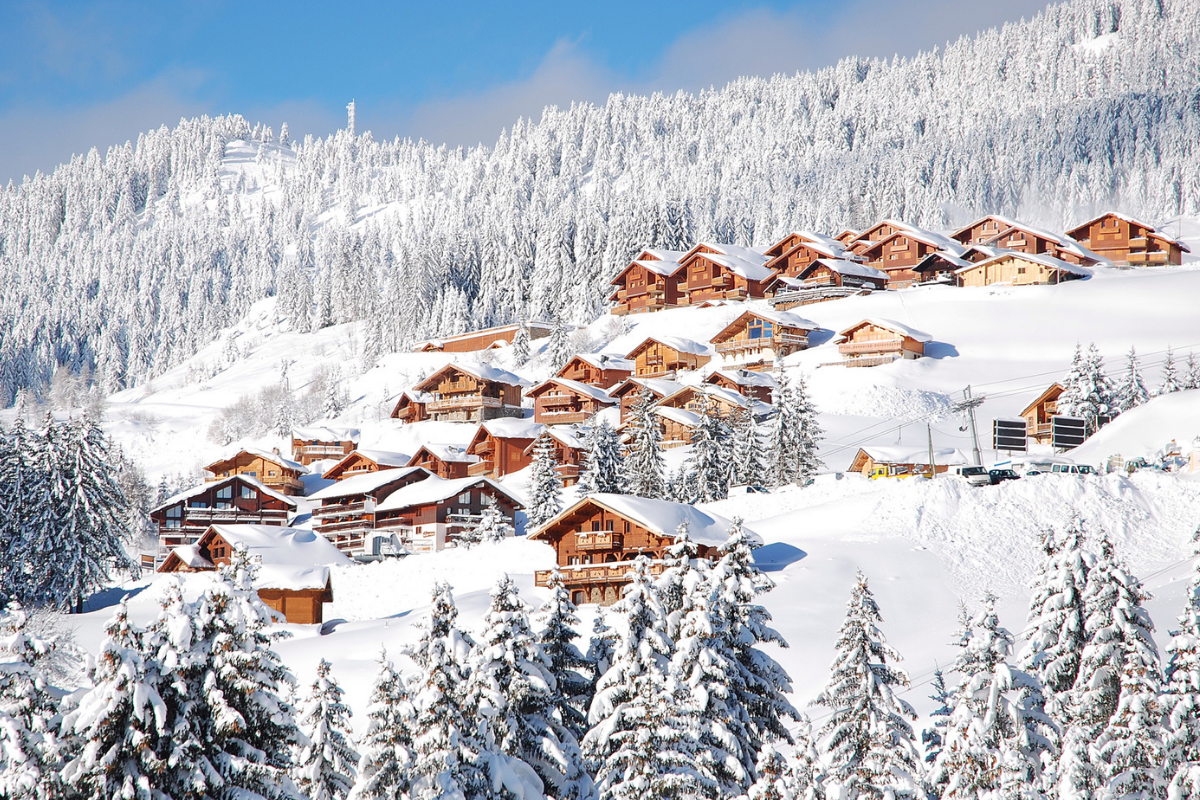 Ce village savoyard caché devient la destination hivernale la plus convoitée de 2025