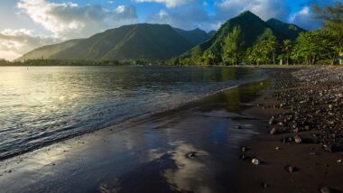 Ces plages de sable noir en Polynésie française cachent un charme unique sur une seule île