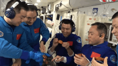 Des astronautes chinois savourent un barbecue en apesanteur à bord de leur station spatiale