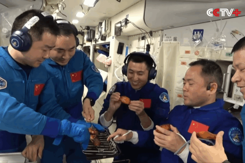 Des astronautes chinois savourent un barbecue en apesanteur à bord de leur station spatiale