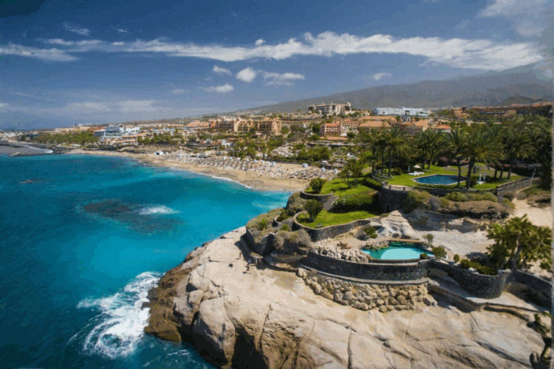Tenerife dévoile sa plage cachée où l'eau reste chaude même en plein hiver