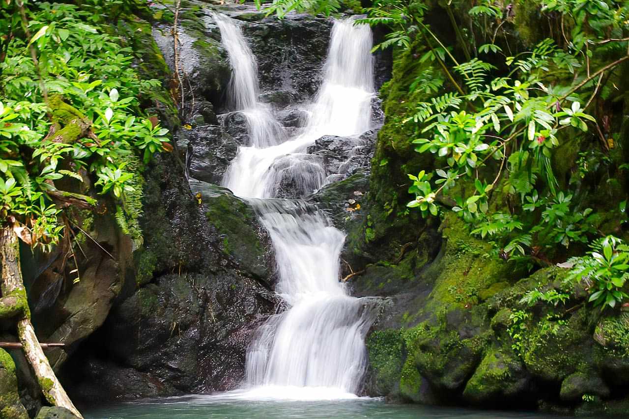 Trois cascades de Tahiti murmurent une légende d'amour éternel sous le soleil éclatant