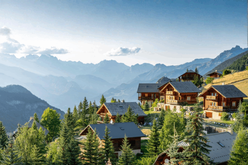 Un hameau caché dans les montagnes dévoile des couchers de soleil à couper le souffle cet hiver