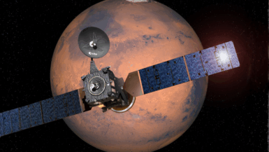 Un impact de météorite dessine des traînées sombres sur les pentes de Mars, révélant un paysage fascinant