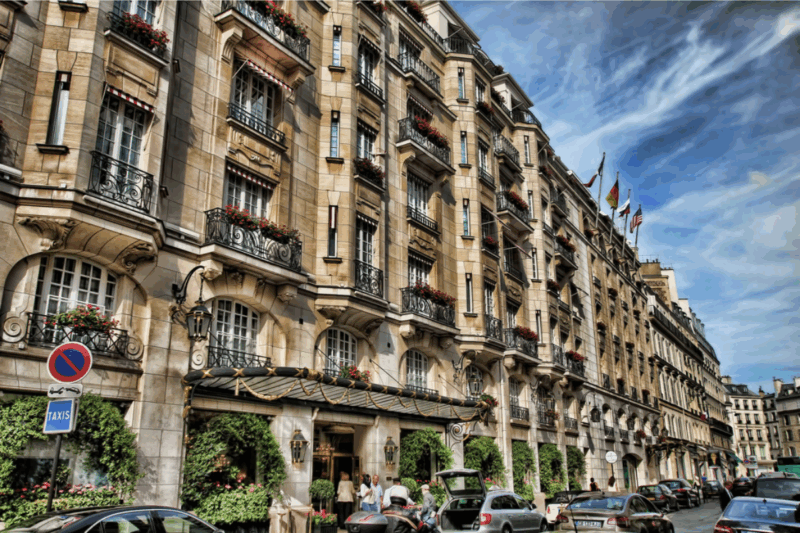 Un palace parisien du Faubourg Saint-Honoré élu parmi les meilleurs hôtels de luxe mondiaux