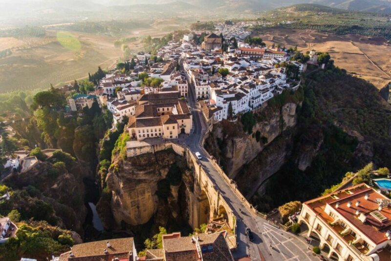 Un village andalou enchâssé dans la roche fascine les visiteurs par sa beauté intemporelle