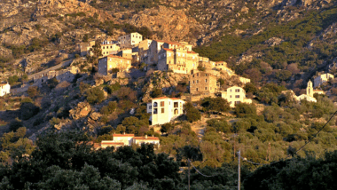Un village corse du XVe siècle préserve son charme médiéval et fascine les visiteurs