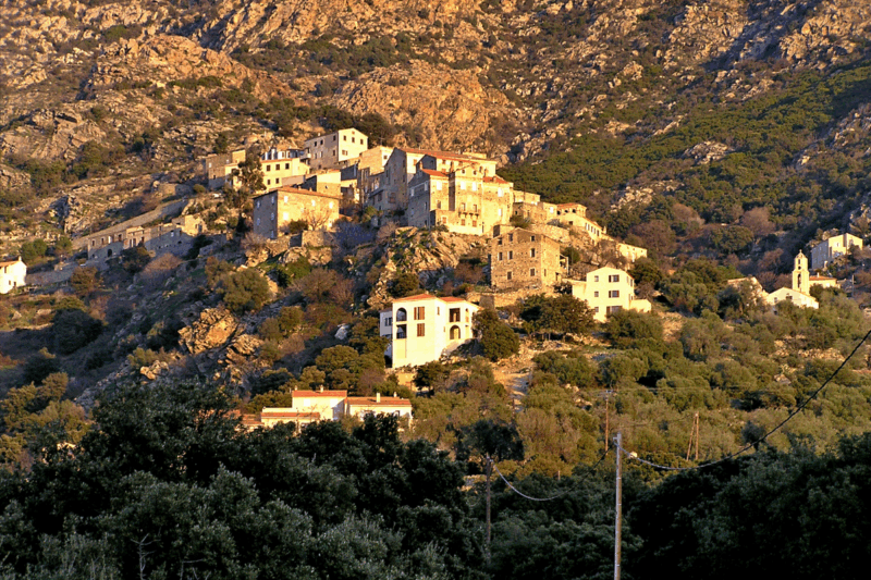 Un village corse du XVe siècle préserve son charme médiéval et fascine les visiteurs