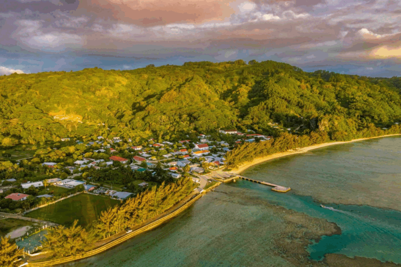 Une île de Polynésie française émerveille par ses paysages et ses visiteurs marins inattendus