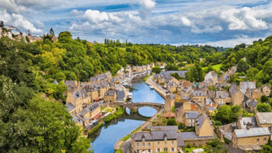 Ce village médiéval caché semble figé dans le temps et révèle un secret envoûtant