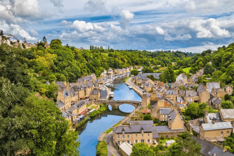 Ce village médiéval caché semble figé dans le temps et révèle un secret envoûtant
