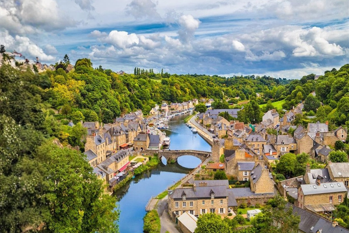 Ce village médiéval caché semble figé dans le temps et révèle un secret envoûtant